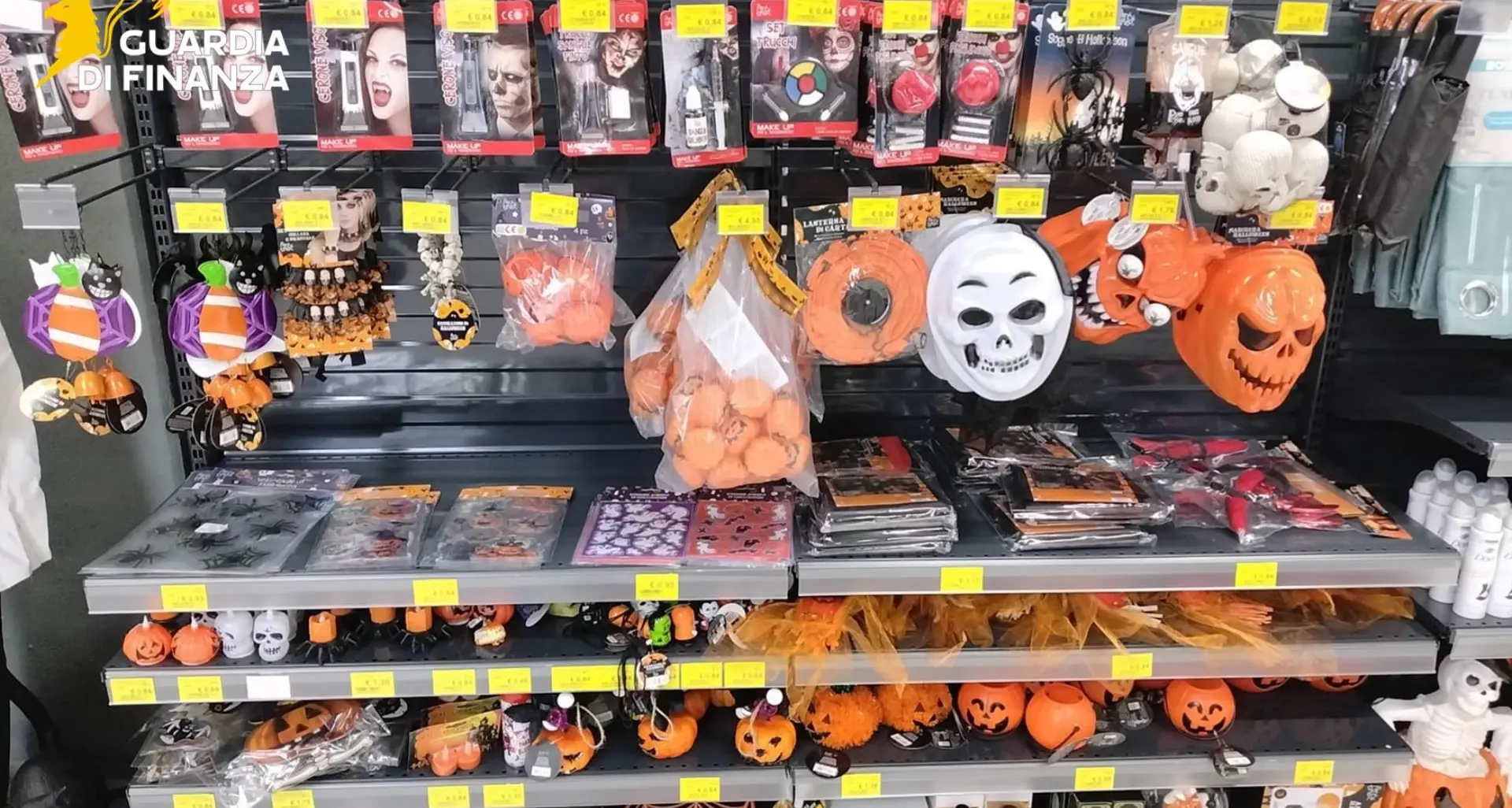Cosenza, sequestrati 300mila articoli di Halloween