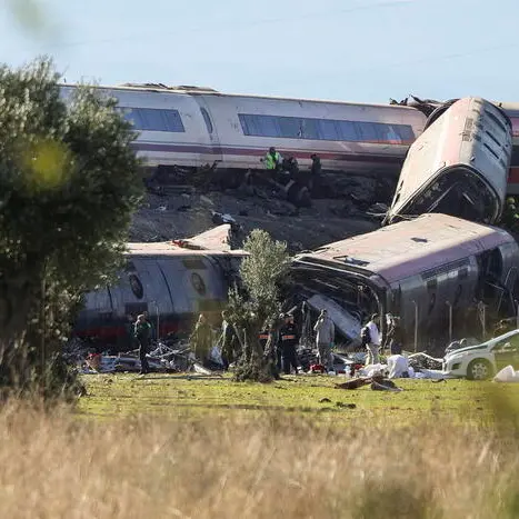 Spagna, due treni ad alta velocità si scontrano sulla linea Madrid-Siviglia: i vagoni finiscono in una scarpata, almeno 39 morti\n
