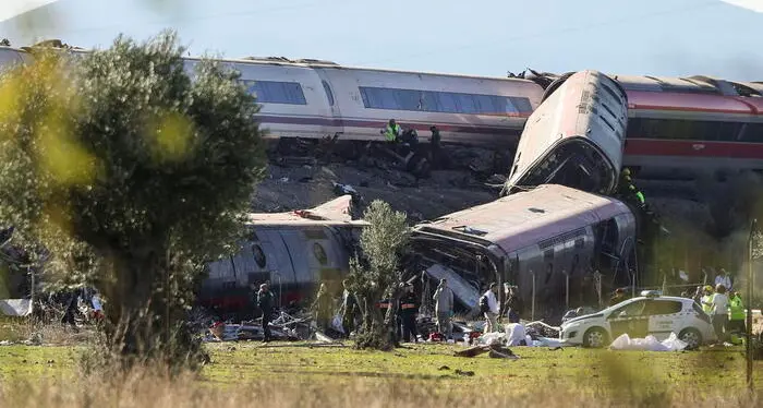<p>Spagna, due treni ad alta velocità si scontrano sulla linea Madrid-Siviglia: i vagoni finiscono in una scarpata, <span style=\"color:hsl(0, 75%, 60%);\">almeno 39 morti</span></p>