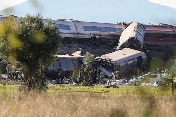 <p>Spagna, due treni ad alta velocità si scontrano sulla linea Madrid-Siviglia: i vagoni finiscono in una scarpata, almeno 39 morti</p>