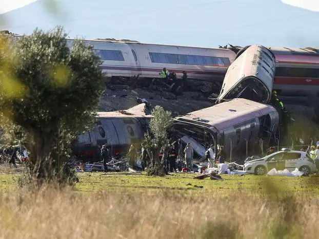 Spagna, due treni ad alta velocità si scontrano sulla linea Madrid-Siviglia: i vagoni finiscono in una scarpata, almeno 39 morti