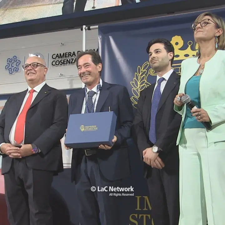 <p>Imprese storiche, la Camera di Commercio di Cosenza premia la longevità aziendale: «Non solo imprenditori, ma eroi»</p>