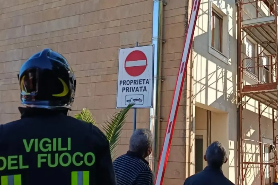 Vibo, incendio sul tetto di un edificio in via degli Artigiani: vigili del fuoco in azione vicino al cantiere del progetto Maione\n