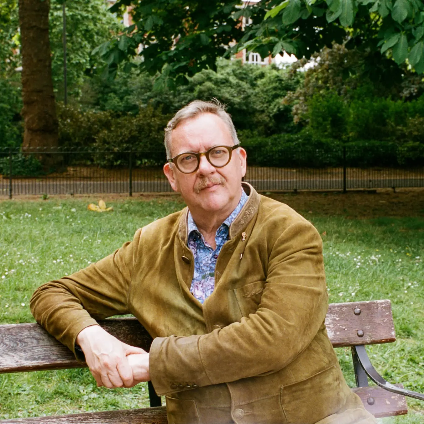 Philip Hensher a Vibo Valentia, lo scrittore britannico presenta “L'impero del gelso”: dall'Afghanistan dell'Ottocento alle guerre di oggi\n