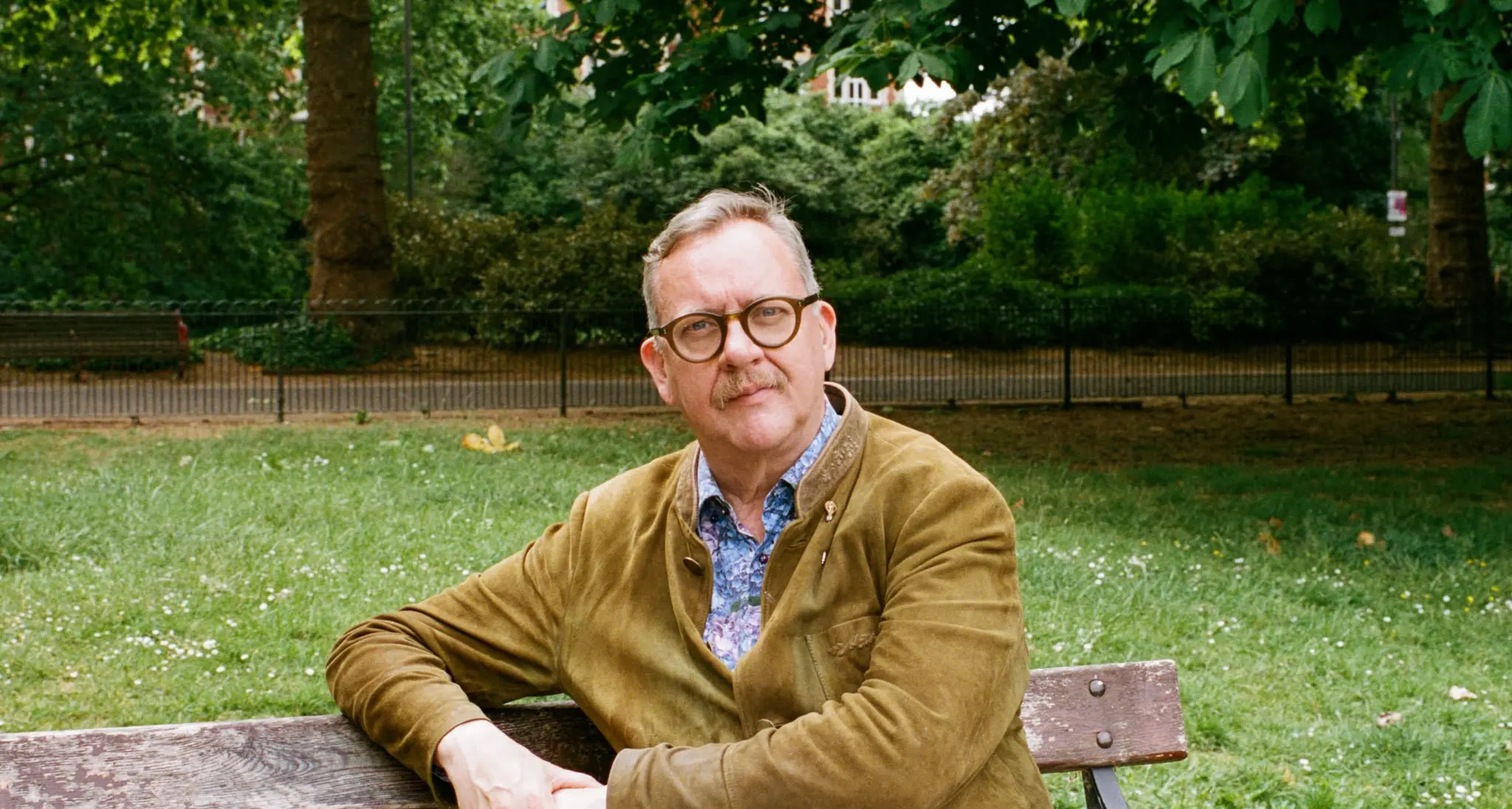 Philip Hensher a Vibo Valentia, lo scrittore britannico presenta “L'impero del gelso”: dall'Afghanistan dell'Ottocento alle guerre di oggi\n
