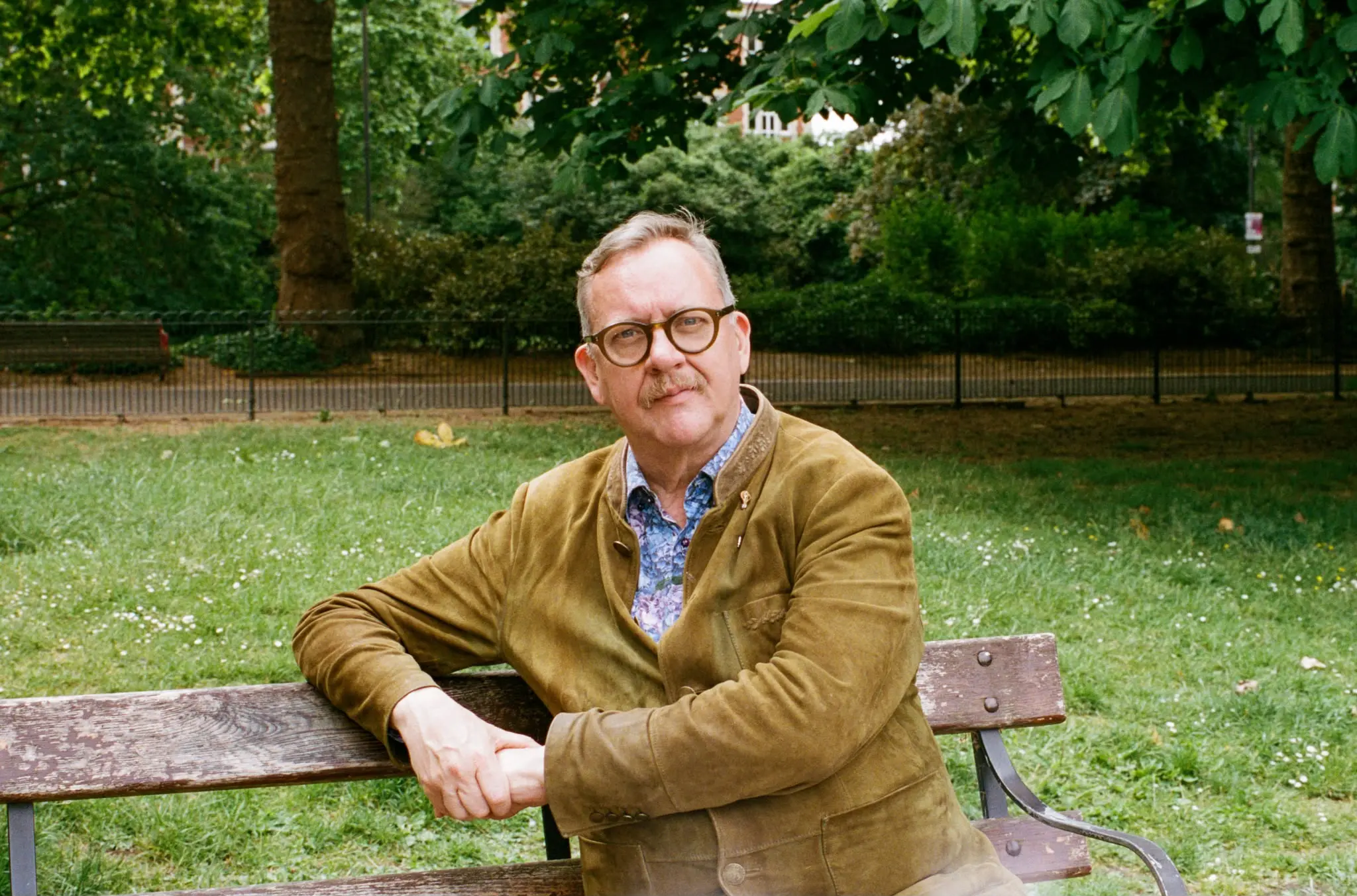 Philip Hensher a Vibo Valentia, lo scrittore britannico presenta “L'impero del gelso”: dall'Afghanistan dell'Ottocento alle guerre di oggi\n