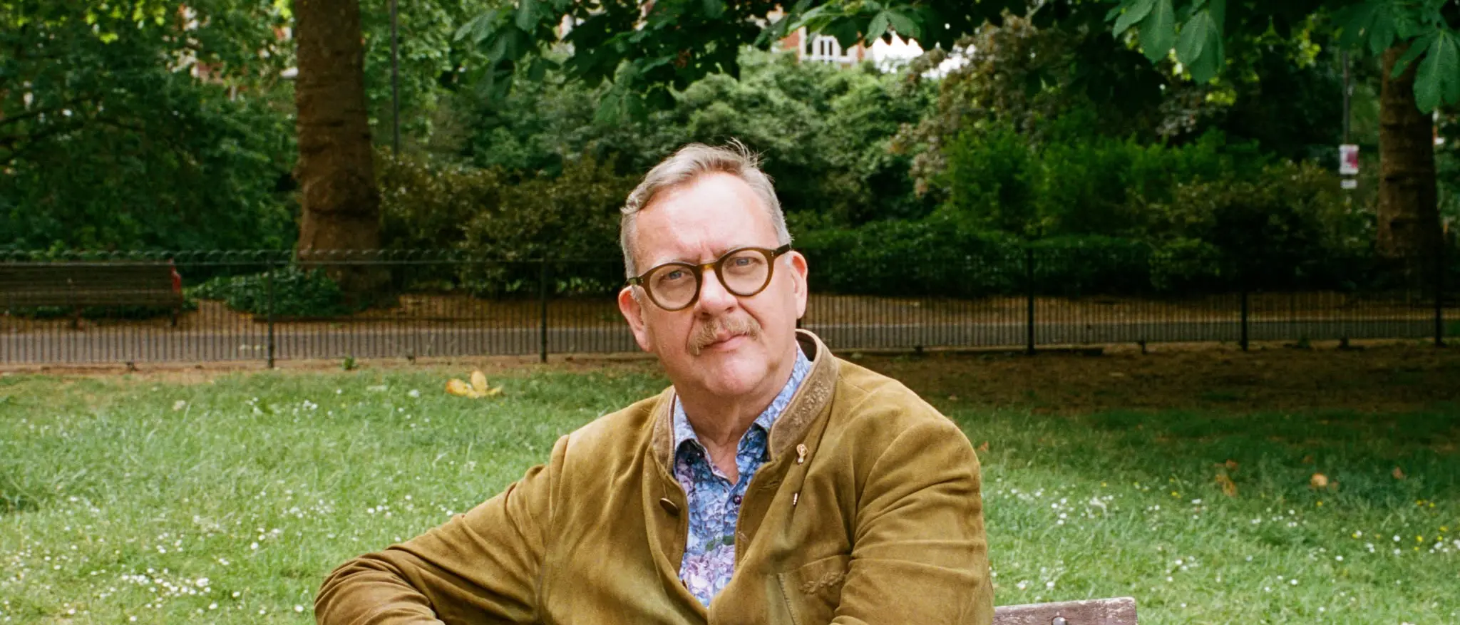 Philip Hensher a Vibo Valentia, lo scrittore britannico presenta “L'impero del gelso”: dall'Afghanistan dell'Ottocento alle guerre di oggi\n