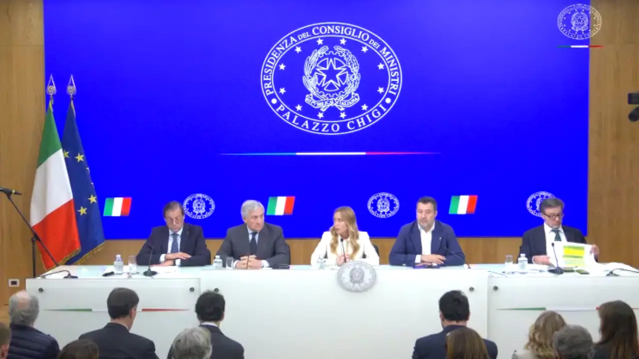 Manovra finanziaria da 26 miliardi: Irpef più leggera fino a 55mila euro, cedolare all'1% per i giovani e bollo auto azzerato al 70% dei veicoli\n