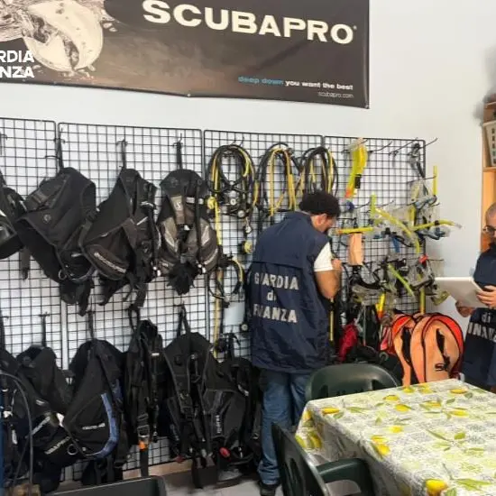 <p>La giungla dei diving center in Calabria: strutture finte, sequestri e multe per oltre 110mila euro</p>