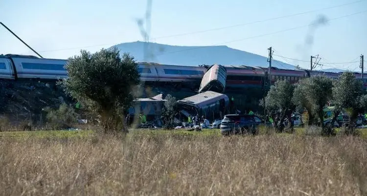 Scontro tra treni in Spagna, tre le donne italiane disperse. I morti sono 68 e 107 i feriti, 18 in gravi condizioni\n