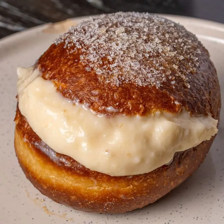 Un bombolone alla crema come arma del delitto, arrestato un 76enne: «Uccise il cugino per l’eredità»\n