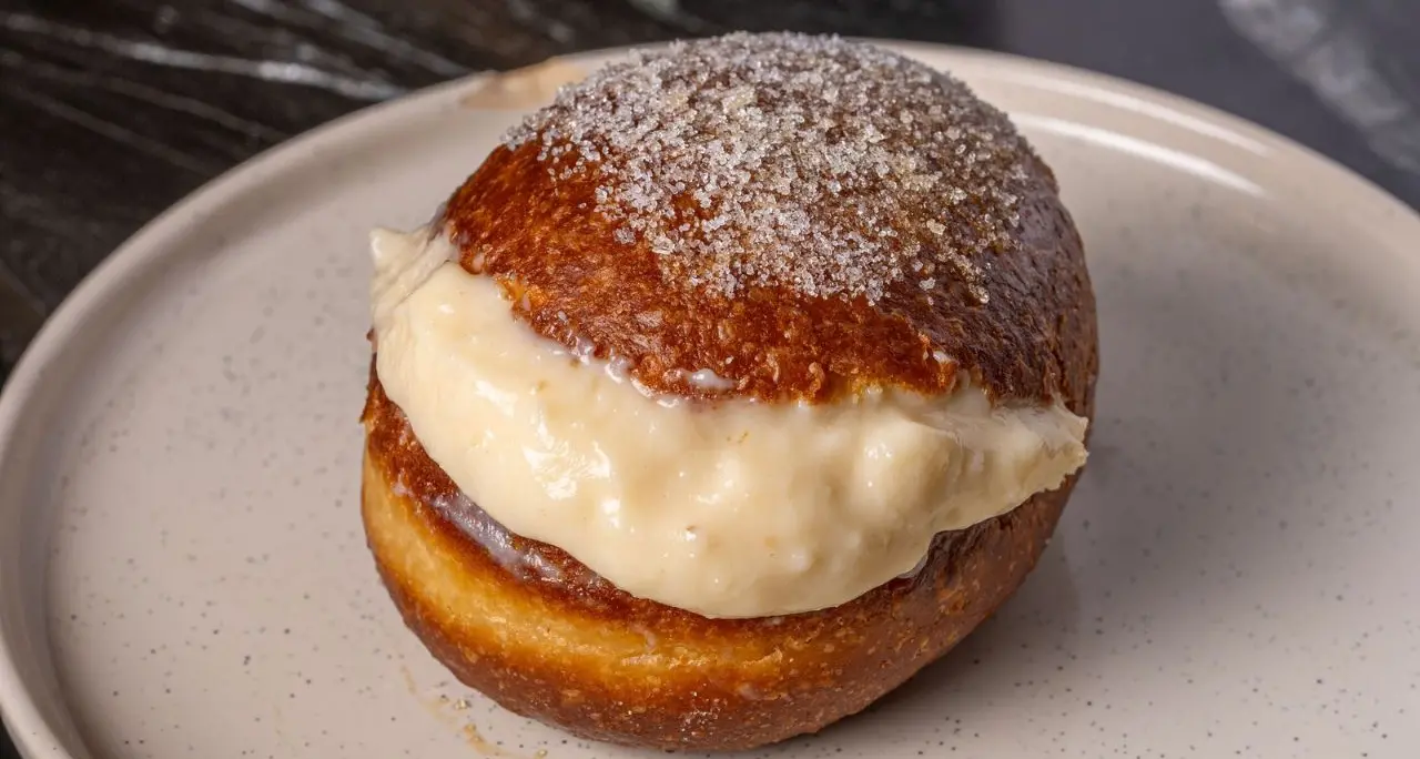 Un bombolone alla crema come arma del delitto, arrestato un 76enne: «Uccise il cugino per l’eredità»\n