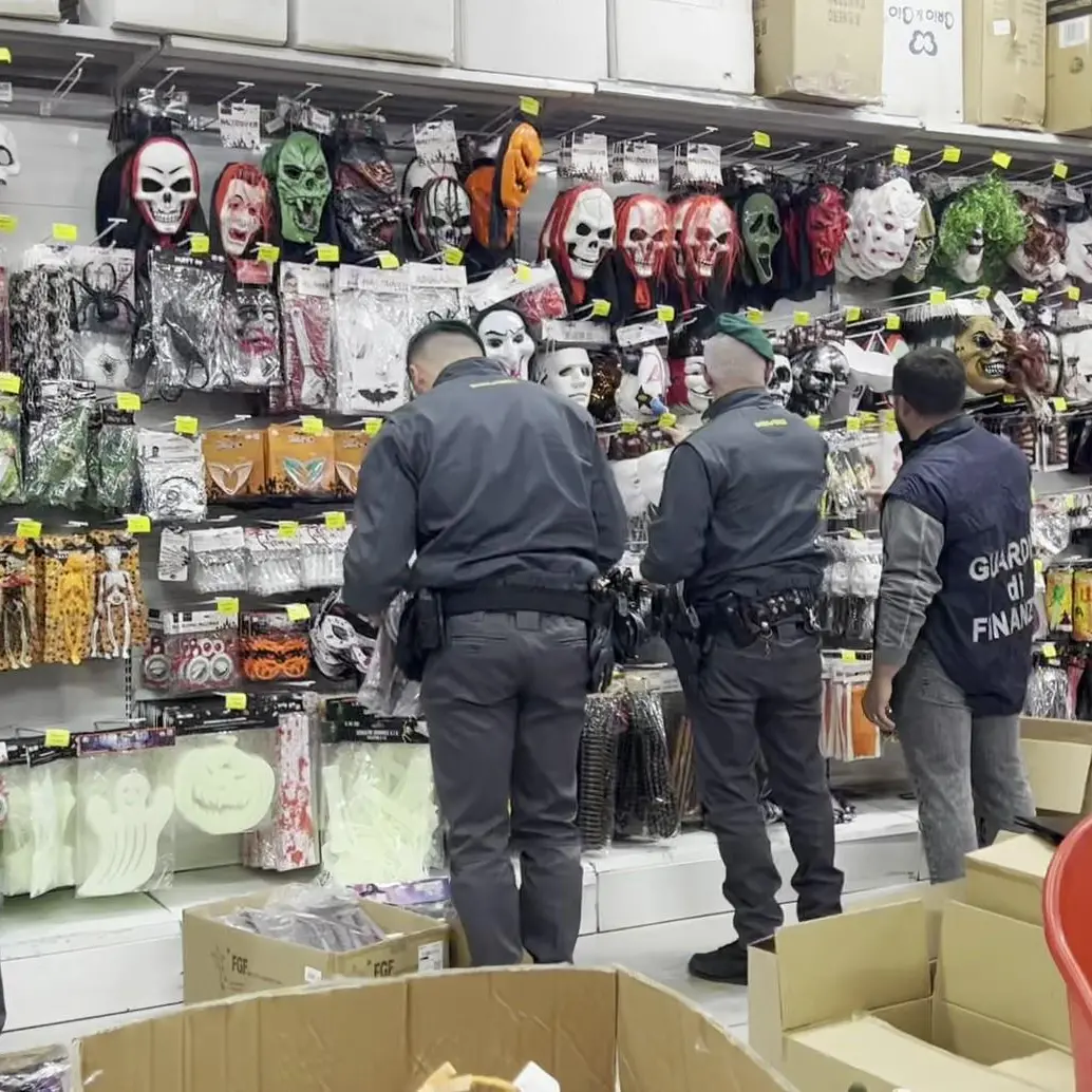 Blitz della Finanza nei negozi del Vibonese: sequestrati oltre 3.400 articoli di Halloween tra giocattoli e bigiotteria, multe fino a 26mila euro\n