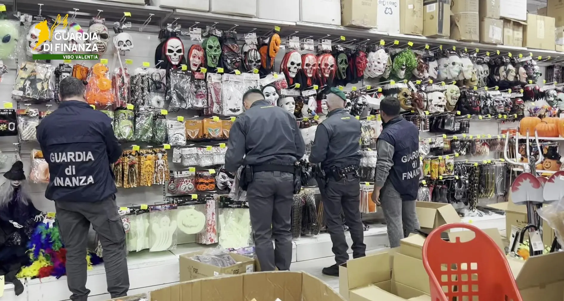 Blitz della Finanza nei negozi del Vibonese: sequestrati oltre 3.400 articoli di Halloween tra giocattoli e bigiotteria, multe fino a 26mila euro\n
