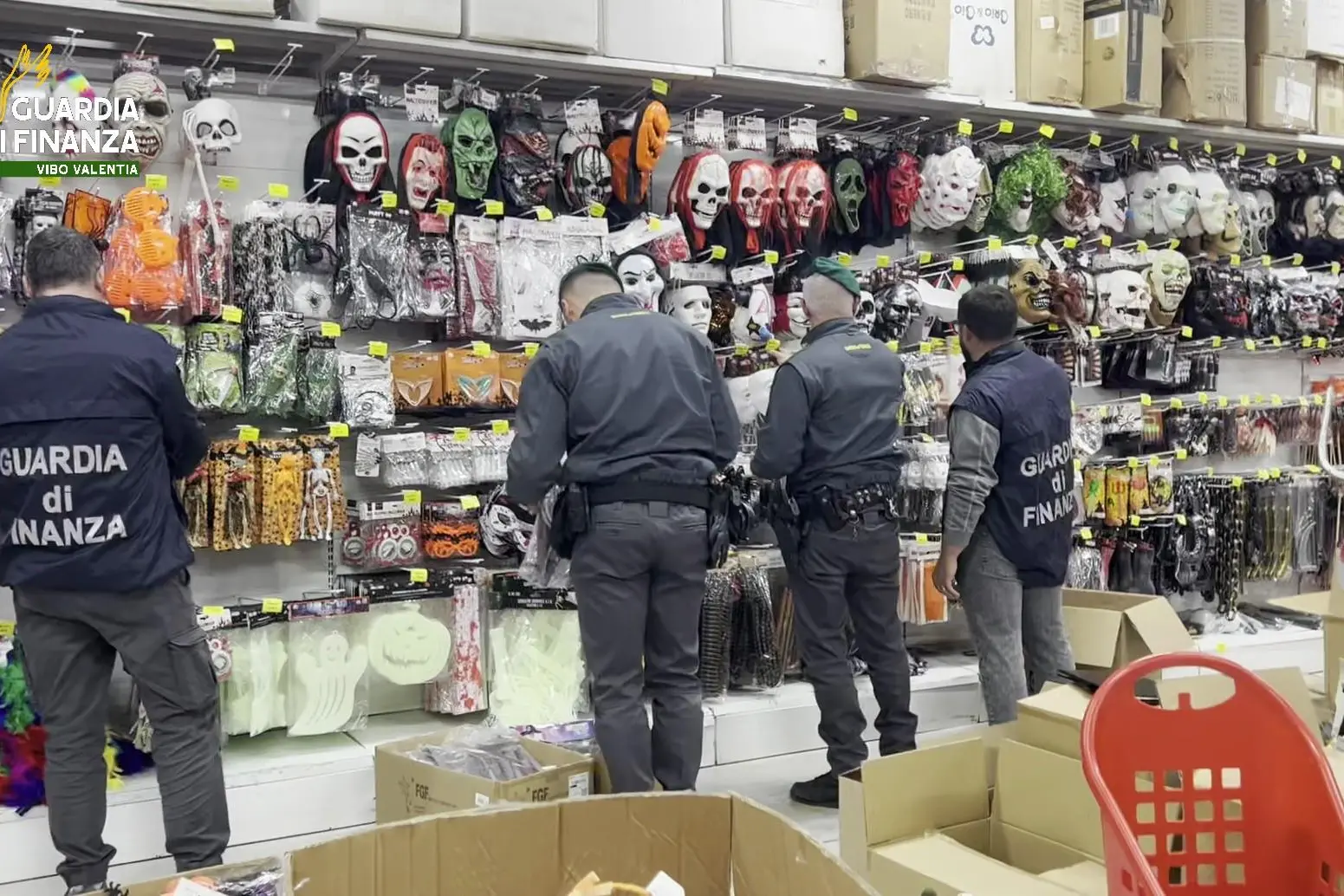 <p>Blitz della Finanza nei negozi del Vibonese: sequestrati oltre 3.400 articoli di Halloween</p>