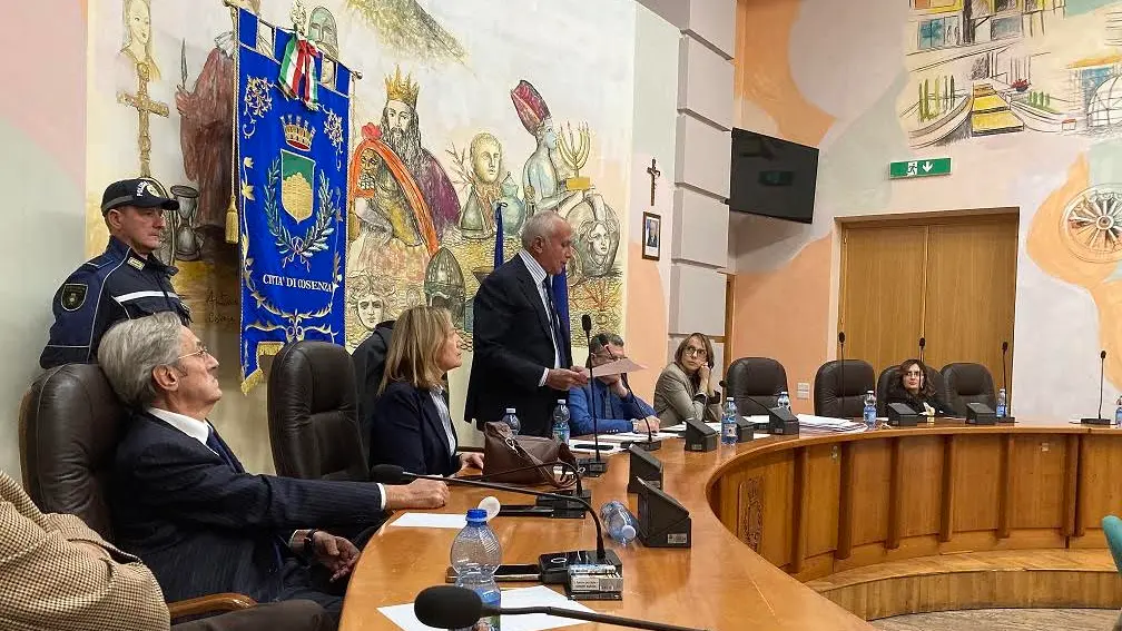 Cosenza, Pd e M5S chiamati ad uscire allo scoperto. Ma i dualismi nei partiti frenano le decisioni\n
