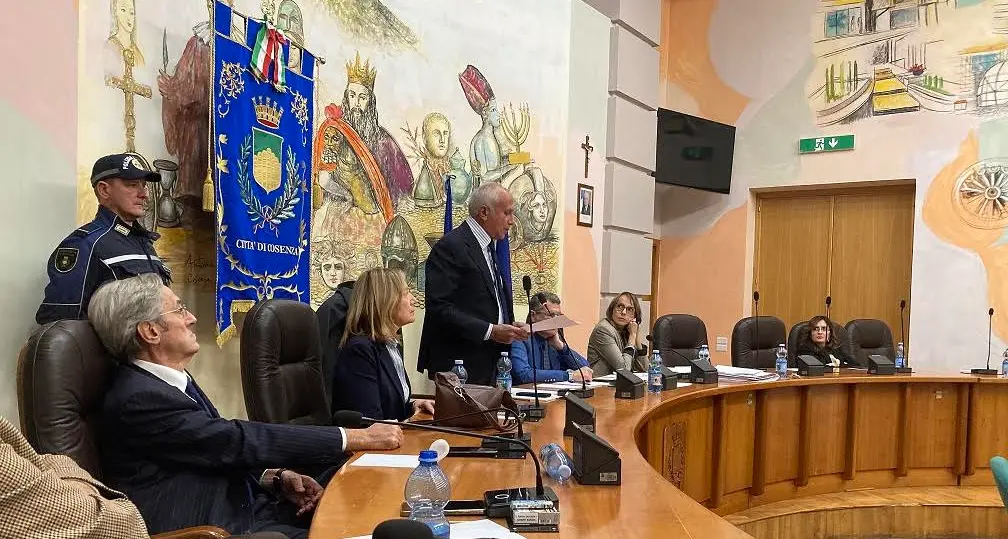 Cosenza, Pd e M5S chiamati ad uscire allo scoperto. Ma i dualismi nei partiti frenano le decisioni\n