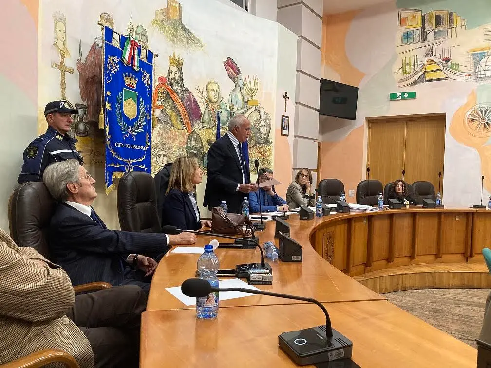 Cosenza, Pd e M5S chiamati ad uscire allo scoperto. Ma i dualismi nei partiti frenano le decisioni\n