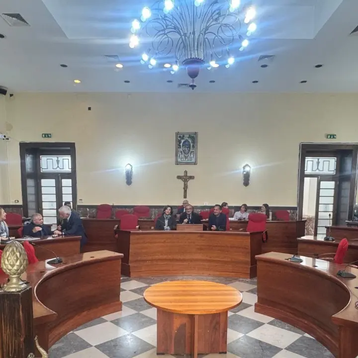 Vibo, la maggioranza non si presenta in Consiglio e lascia Romeo solo in aula. Le opposizioni: «È crisi politica, uno schiaffo alla città»\n
