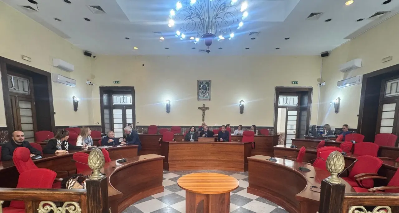 Vibo, la maggioranza non si presenta in Consiglio e lascia Romeo solo in aula. Le opposizioni: «È crisi politica, uno schiaffo alla città»\n