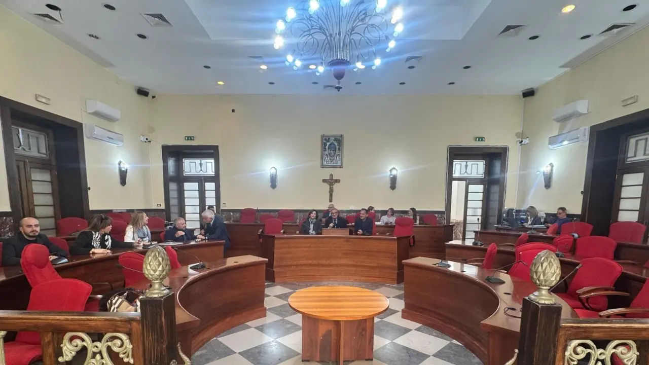Vibo, la maggioranza non si presenta in Consiglio e lascia Romeo solo in aula. Le opposizioni: «È crisi politica, uno schiaffo alla città»\n