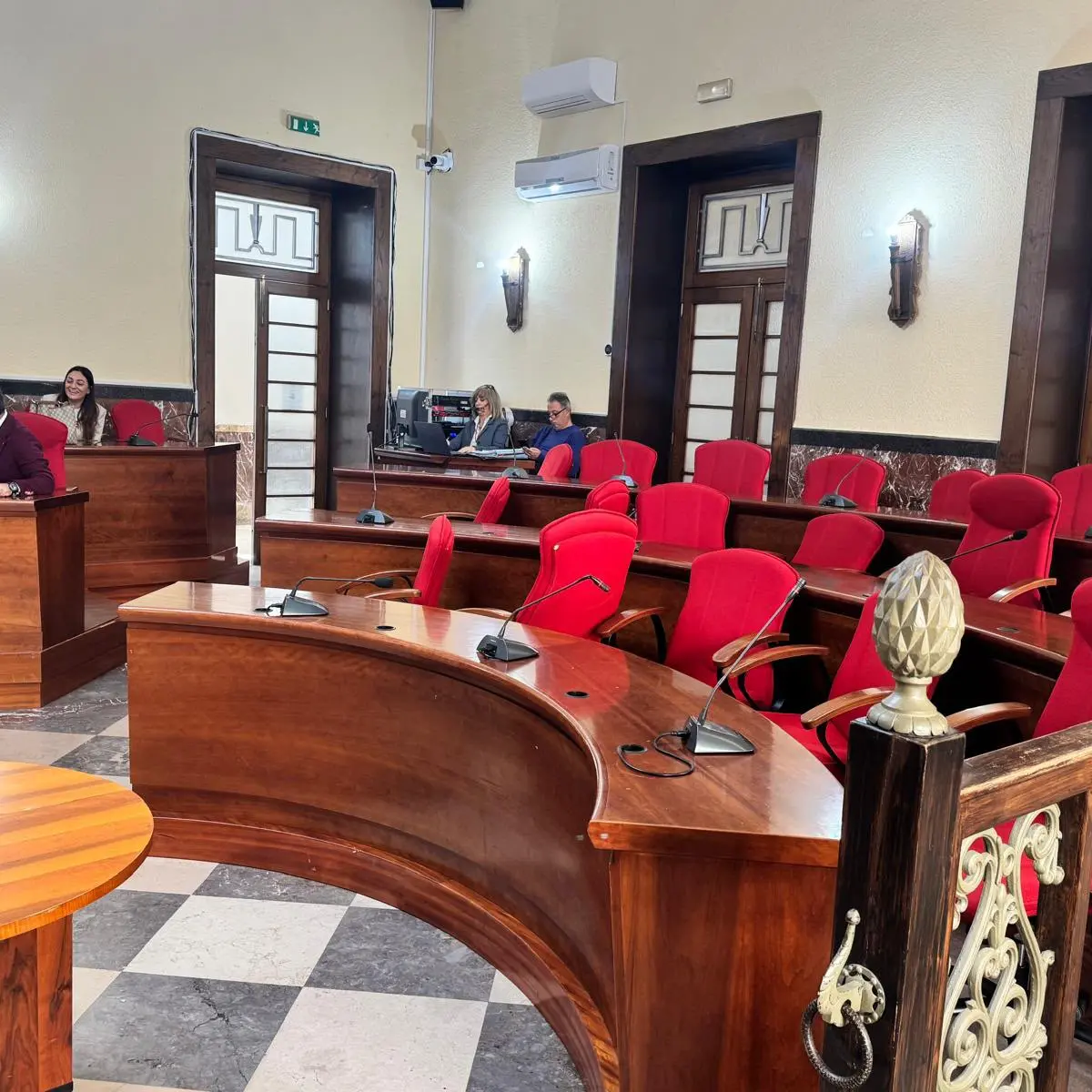 Salvate il soldato Romeo,\u00A0il sindaco abbandonato in aula dalla sua maggioranza e l’elefante nella stanza che si finge di non vedere\n