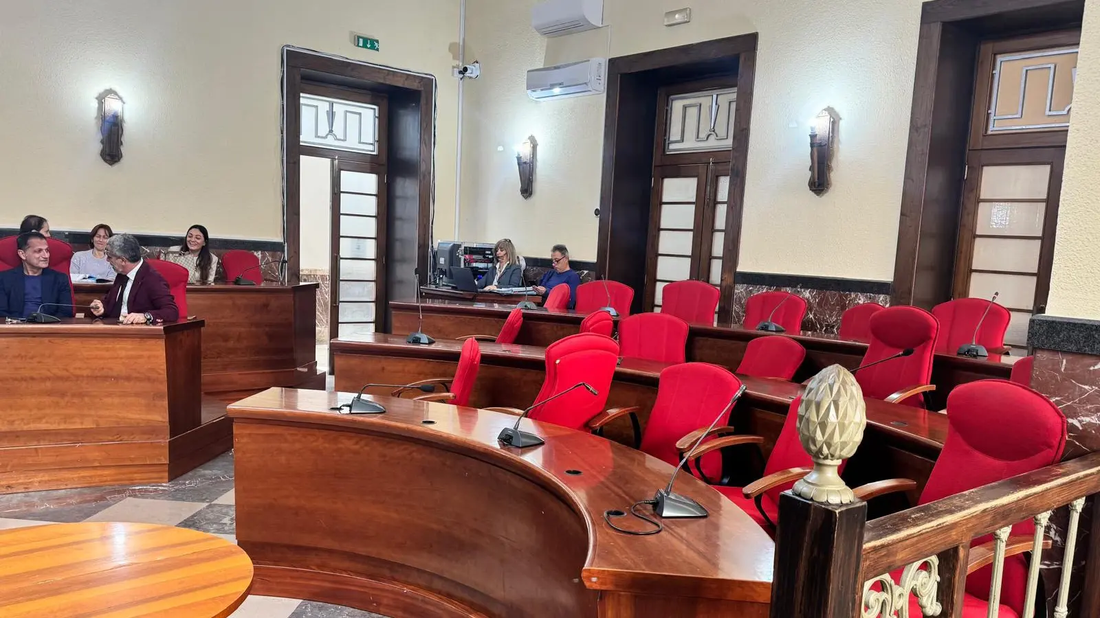 <p>Salvate il soldato Romeo, il sindaco <span style=\"color:hsl(0, 75%, 60%);\">abbandonato in aula</span> dalla sua maggioranza e l’elefante nella stanza che si finge di non vedere</p>