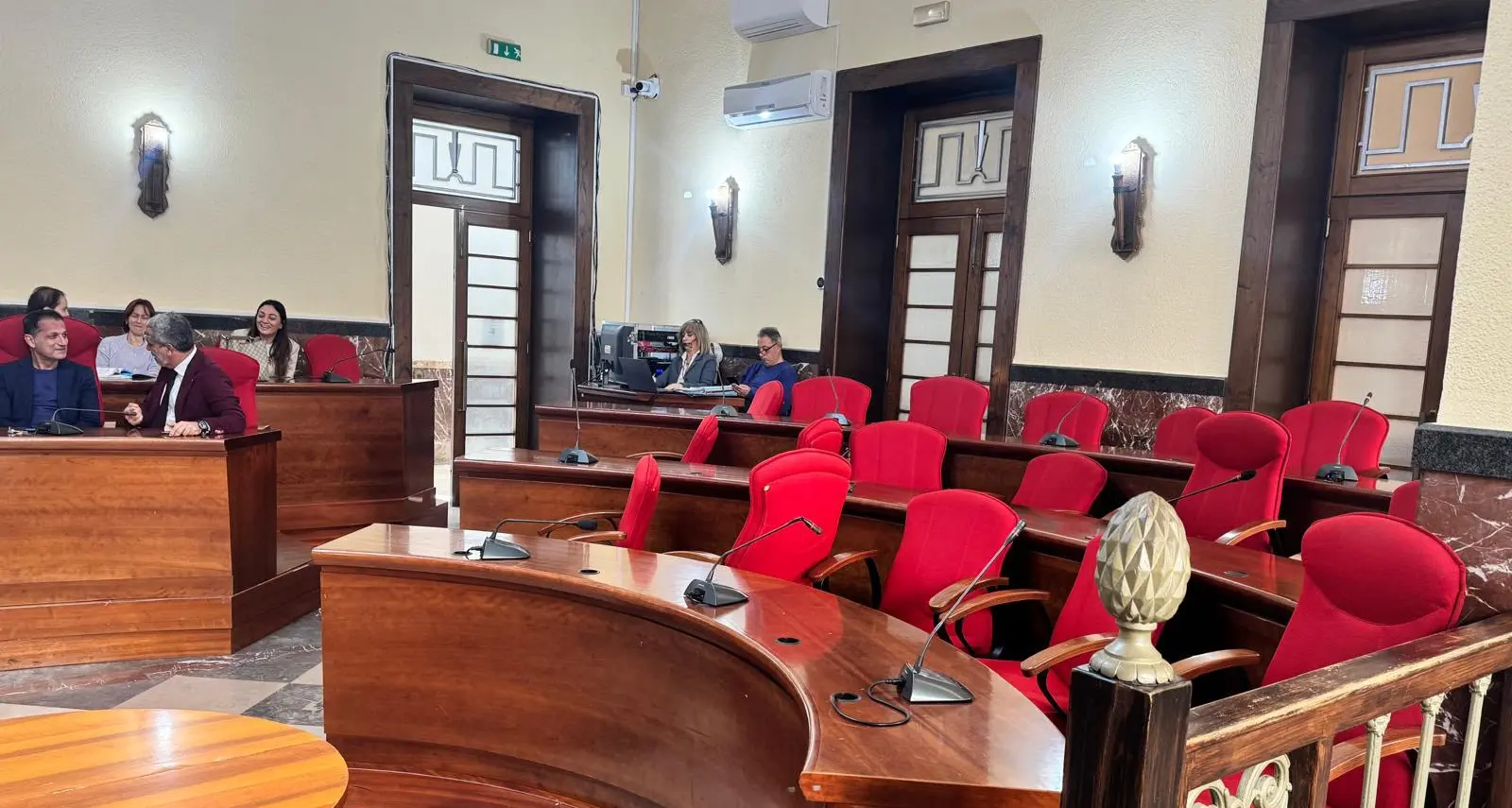 Salvate il soldato Romeo,\u00A0il sindaco abbandonato in aula dalla sua maggioranza e l’elefante nella stanza che si finge di non vedere\n