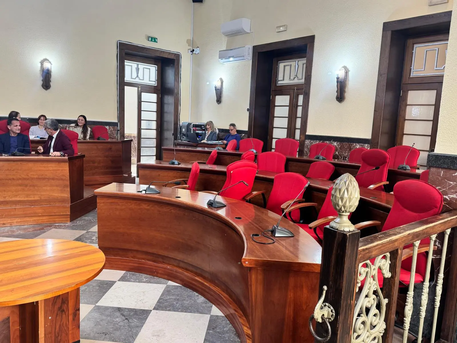 Salvate il soldato Romeo,\u00A0il sindaco abbandonato in aula dalla sua maggioranza e l’elefante nella stanza che si finge di non vedere\n