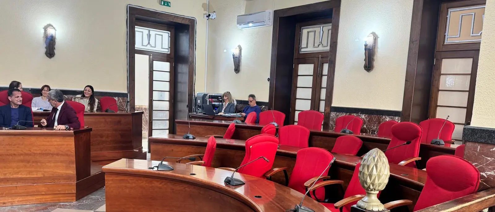 Salvate il soldato Romeo,\u00A0il sindaco abbandonato in aula dalla sua maggioranza e l’elefante nella stanza che si finge di non vedere\n