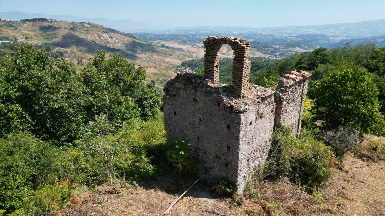 <p>I resti di San Nicola del castello, a Cerzeto</p>\\n