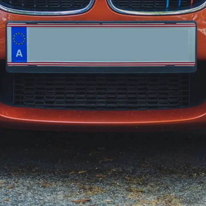 Arrivano le targhe personalizzate per auto e moto, ma la scelta costa 600 euro\n