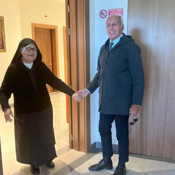 Cosenza, cedimenti sulla scalinata accanto all’Istituto San Giuseppe: sopralluogo del sindaco Franz Caruso\n