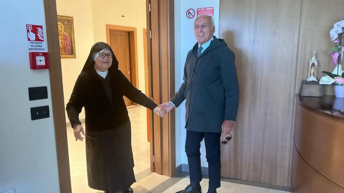 <p>Suor Ottavia incontra il sindaco di Cosenza Franz Caruso</p>\\n