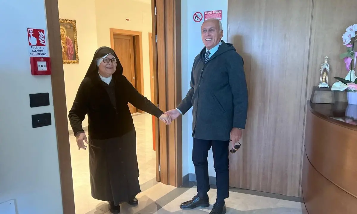 Cosenza, cedimenti sulla scalinata accanto all’Istituto San Giuseppe: sopralluogo del sindaco Franz Caruso\n