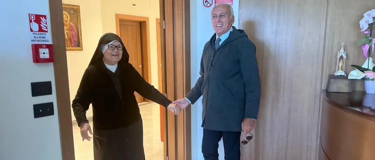 Cosenza, cedimenti sulla scalinata accanto all’Istituto San Giuseppe: sopralluogo del sindaco Franz Caruso\n
