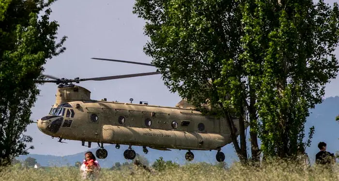 Tragedia in Bosnia, precipita un elicottero militare italiano durante un'operazione di routine: tre morti e 12 feriti\n