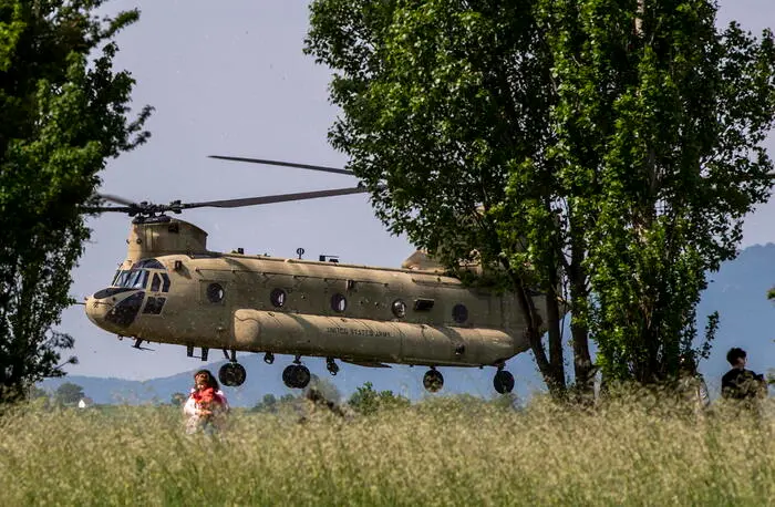 Tragedia in Bosnia, precipita un elicottero militare italiano durante un'operazione di routine: tre morti e 12 feriti\n