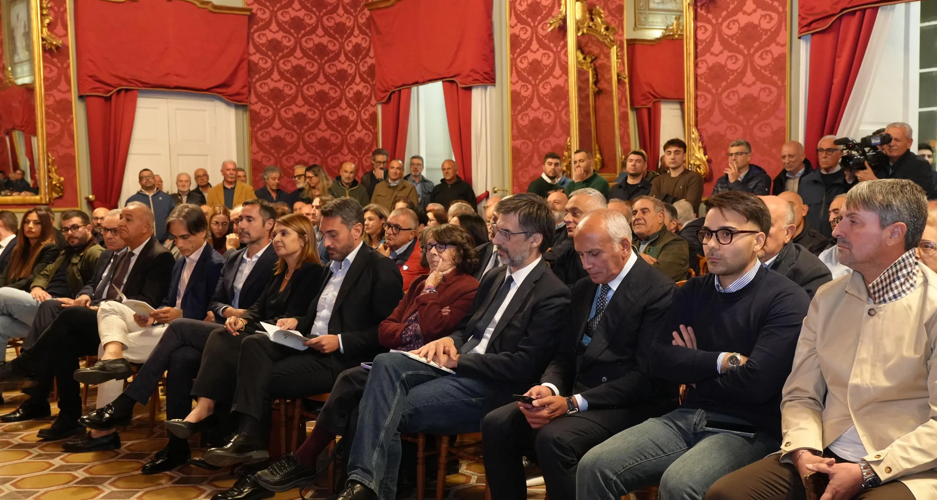 Cosenza, quasi 400 persone per il libro di Mimmo Bevacqua: dibattito nazionale su regionalismo e aree interne\n