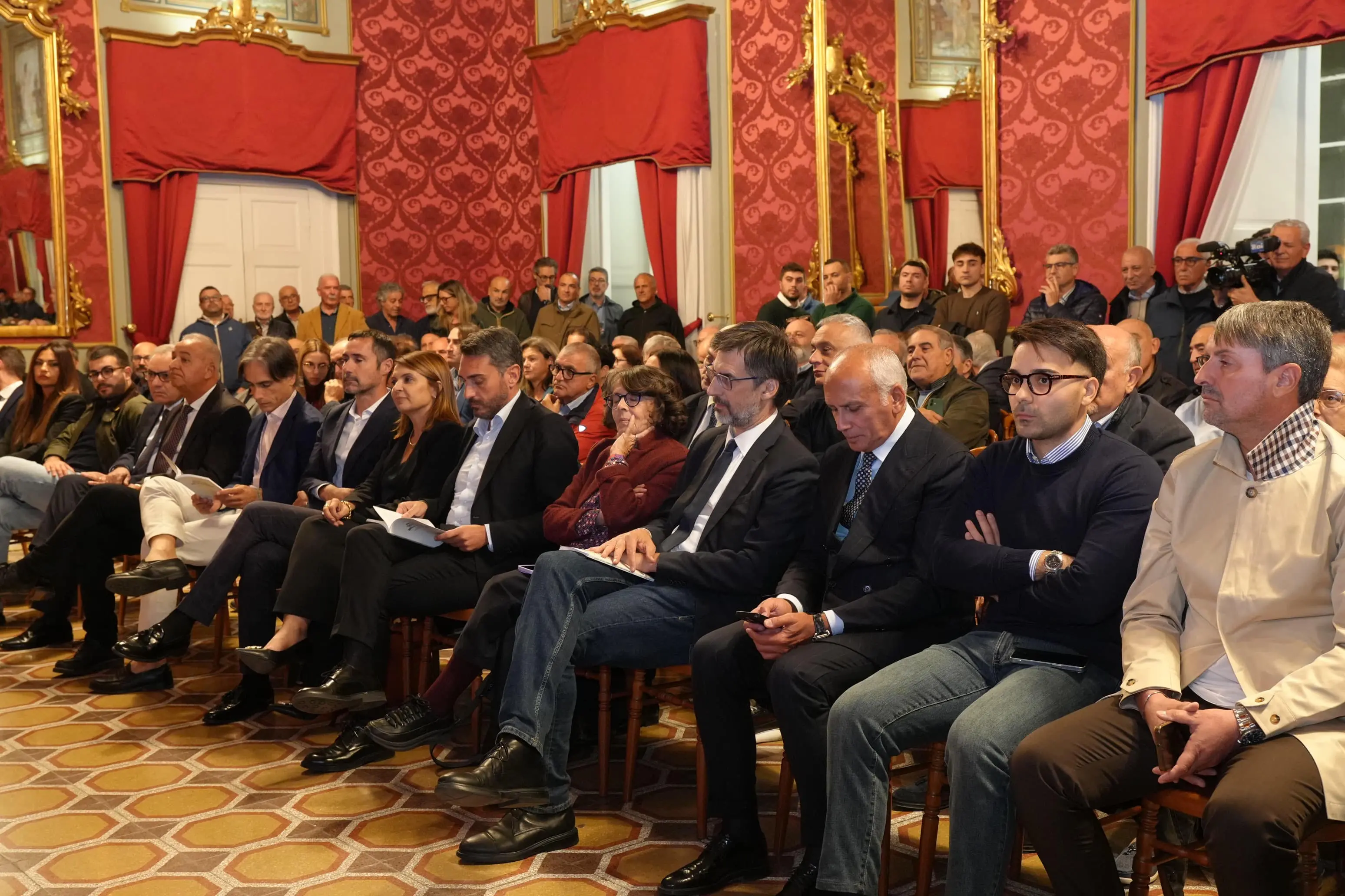 Cosenza, quasi 400 persone per il libro di Mimmo Bevacqua: dibattito nazionale su regionalismo e aree interne\n
