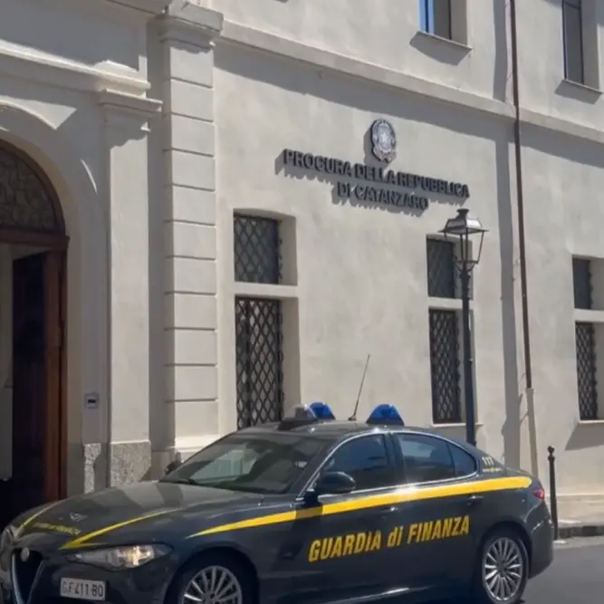 ’Ndrangheta, sequestrati beni per 800mila euro a un esponente della cosca Scalise: nel mirino villa e aziende\n