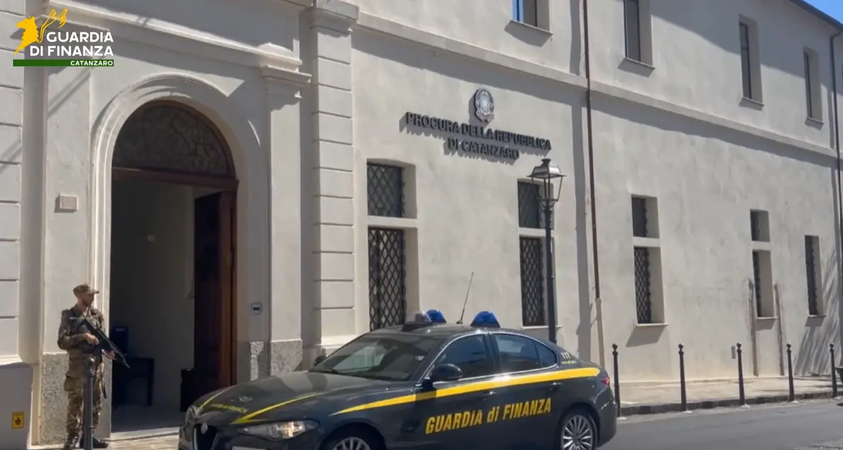 ’Ndrangheta, sequestrati beni per 800mila euro a un esponente della cosca Scalise: nel mirino villa e aziende\n