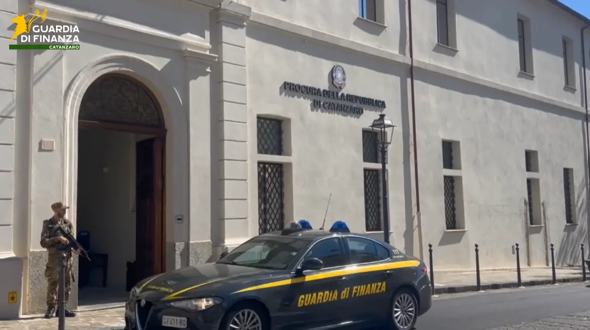 ’Ndrangheta, sequestrati beni per 800mila euro a un esponente della cosca Scalise: nel mirino villa e aziende\n