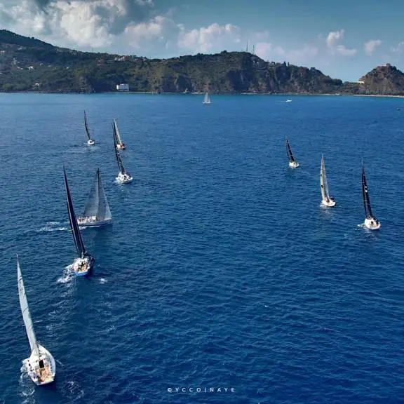 Lo spettacolo della grande vela a reggio calabria: al via il trofeo del Mediterraneo per le classi altura\n