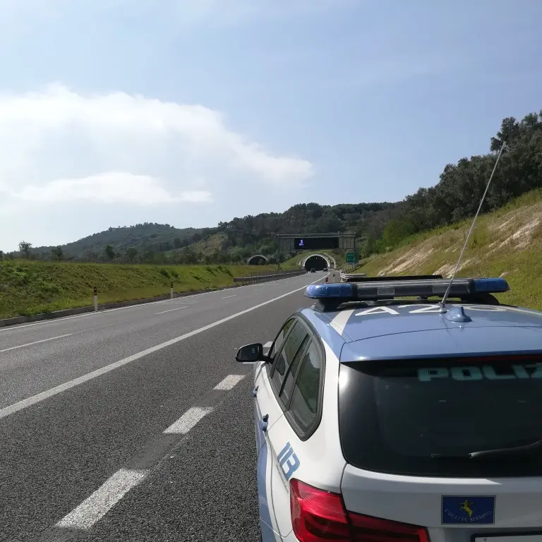Sequestro di\u00A0hashish e cocaina sull’Autostrada A2 del Mediterraneo:\u00A0arrestato un uomo dalla Polizia Stradale\n