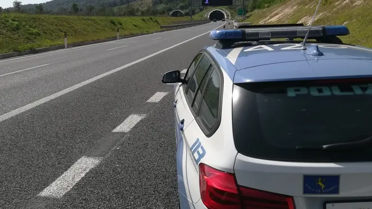 Sequestro di\u00A0hashish e cocaina sull’Autostrada A2 del Mediterraneo:\u00A0arrestato un uomo dalla Polizia Stradale\n