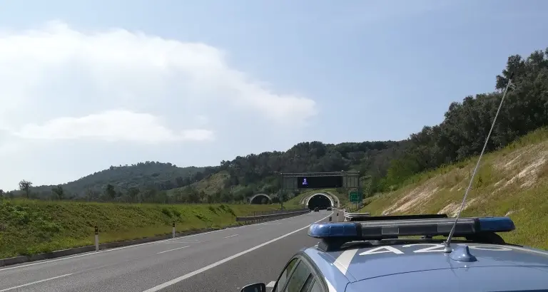 Sequestro di\u00A0hashish e cocaina sull’Autostrada A2 del Mediterraneo:\u00A0arrestato un uomo dalla Polizia Stradale\n