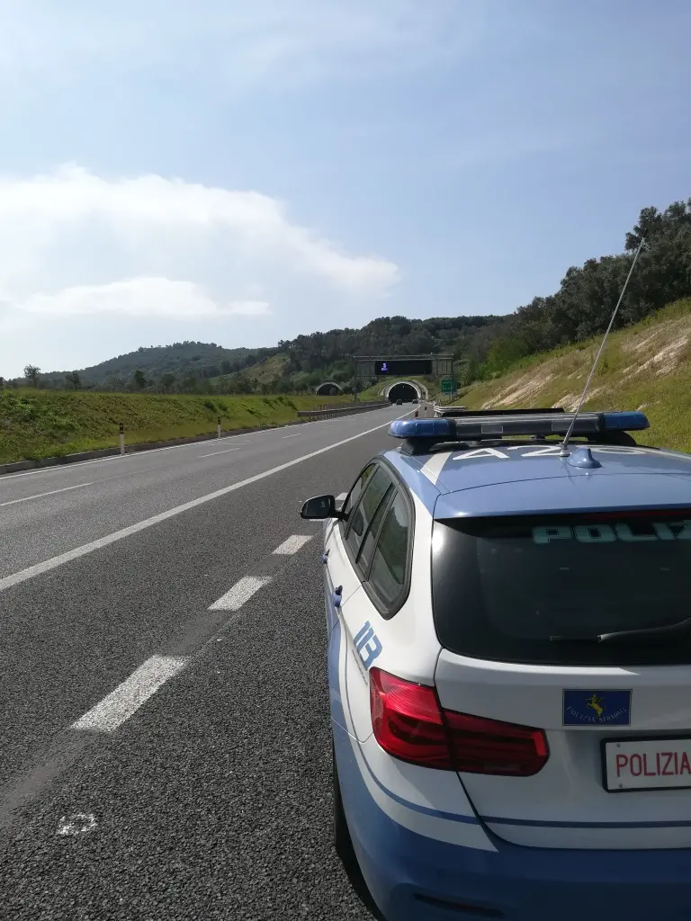 Sequestro di\u00A0hashish e cocaina sull’Autostrada A2 del Mediterraneo:\u00A0arrestato un uomo dalla Polizia Stradale\n