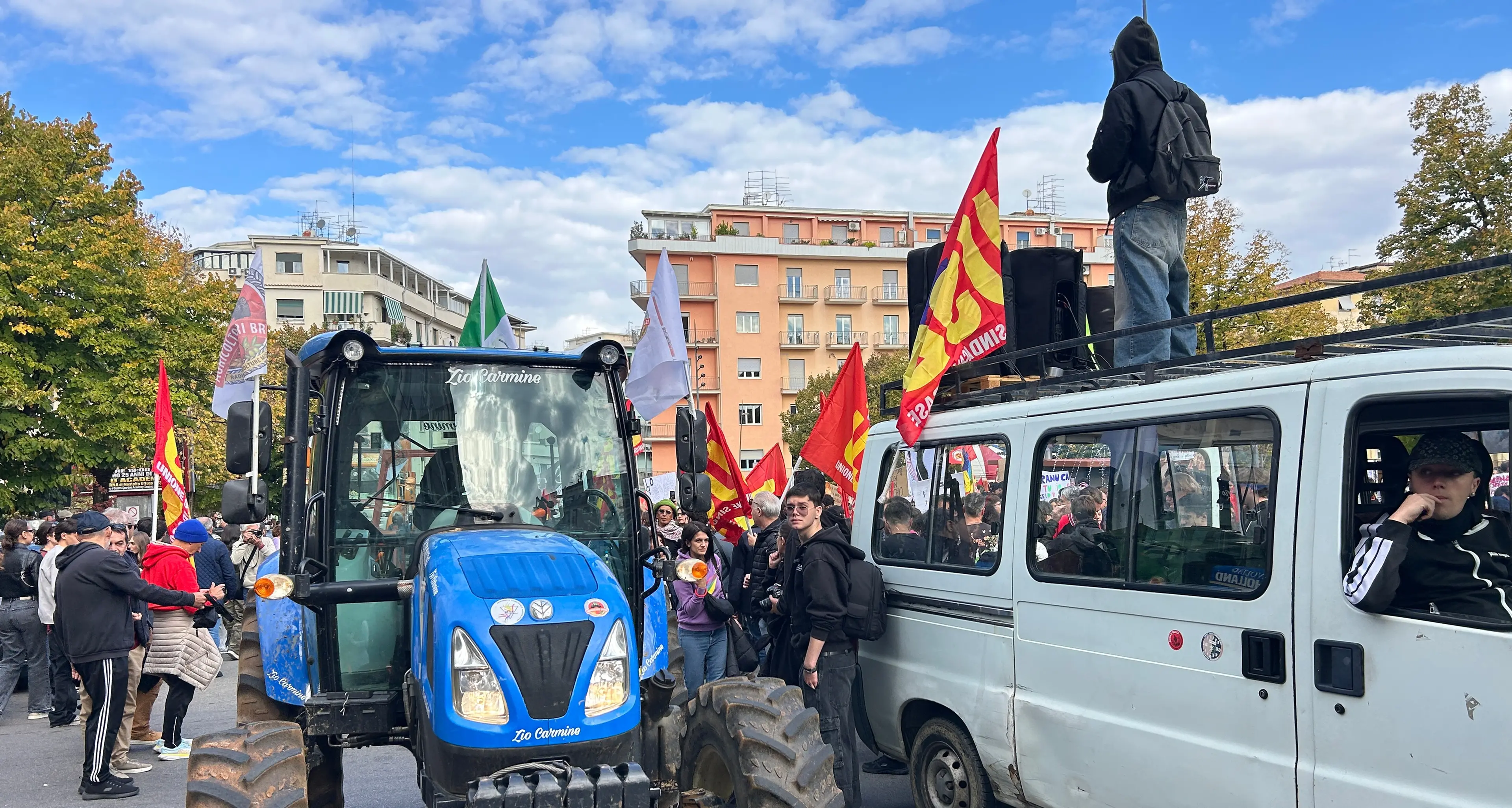 Cosenza, sciopero generale USB : l’ingresso dei trattori tra gli applausi dei manifestanti