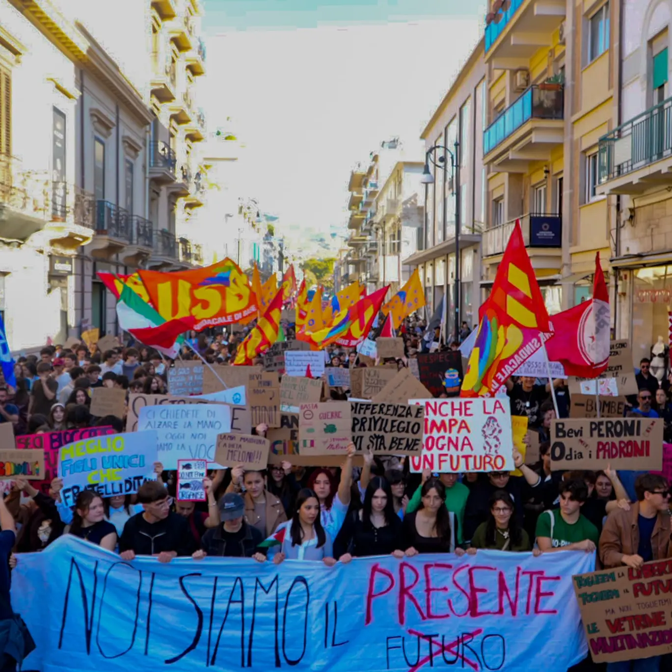 <p>A Reggio studenti e lavoratori in piazza denunciano tagli a sanità e istruzione: «Non siamo il futuro, siamo il presente»</p>